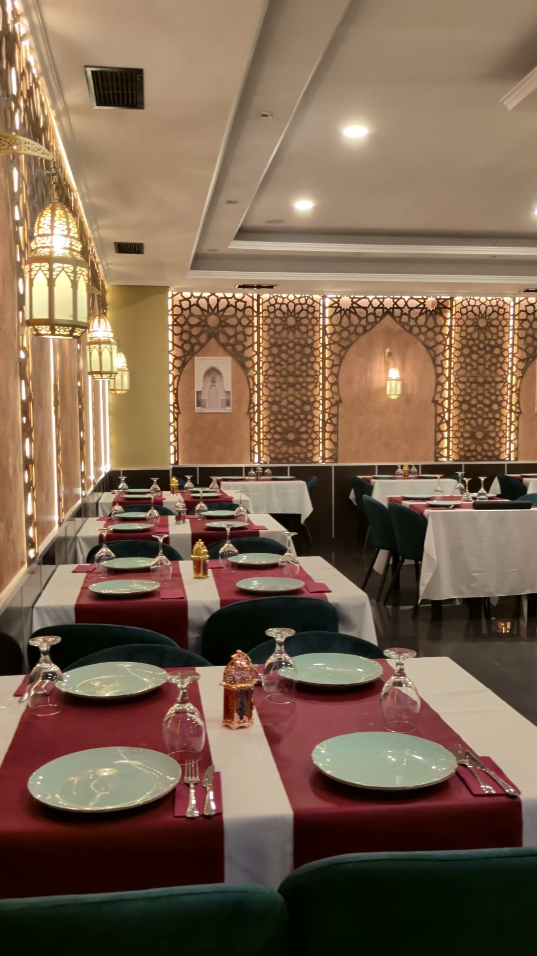 Salón principal de Darkum con faroles marroquíes y mesas vestidas