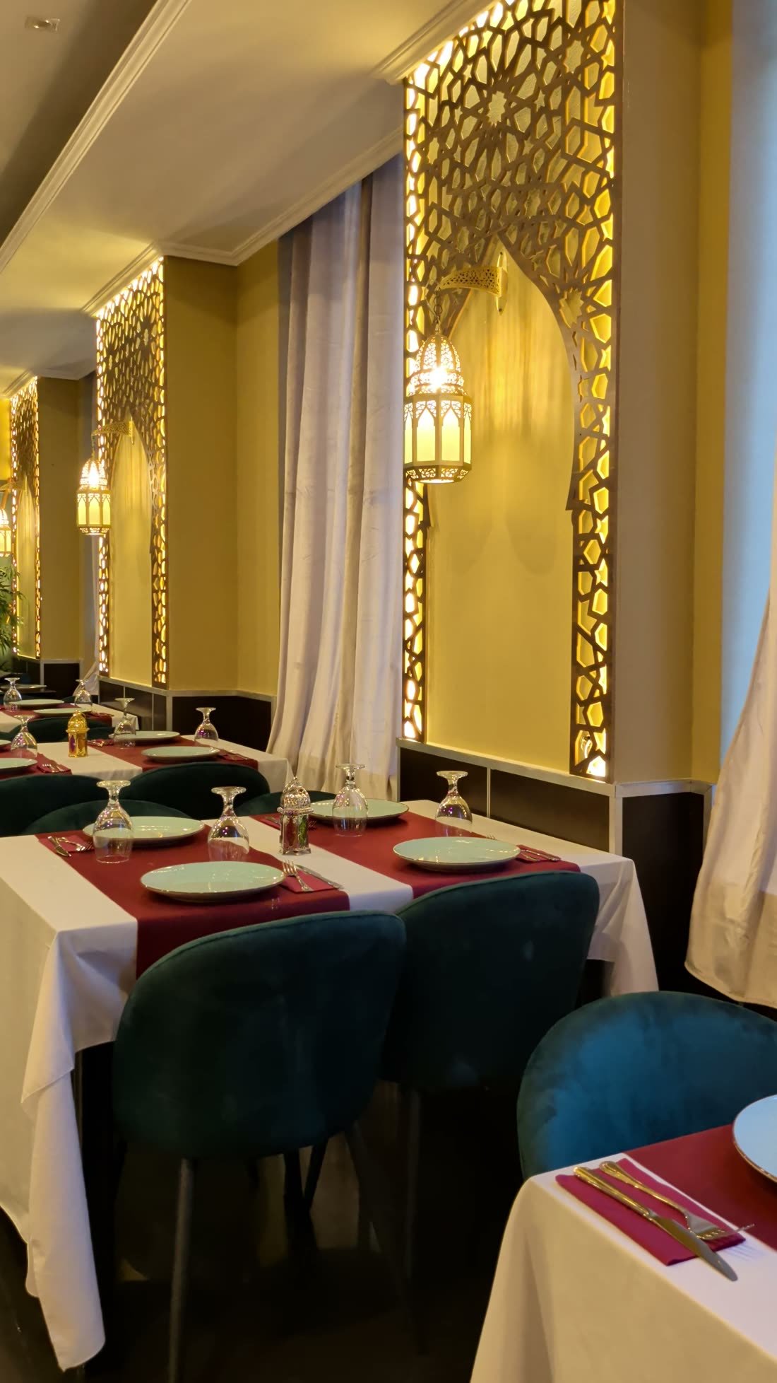 Comedor de Darkum con celosías retroiluminadas y faroles colgantes
